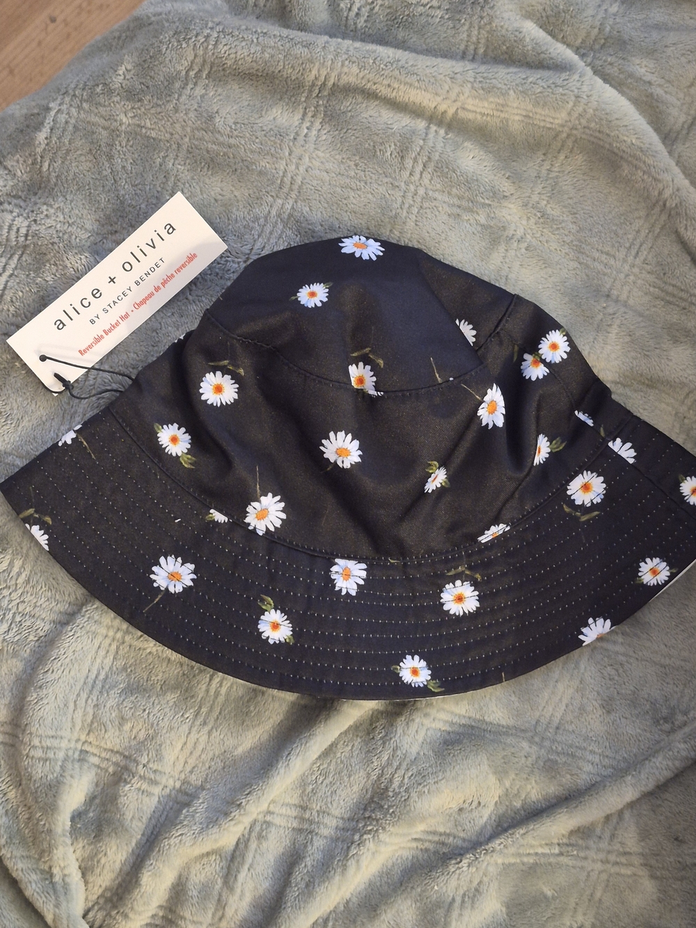 Alice + Olivia Black Daisy Print Bucket Hat